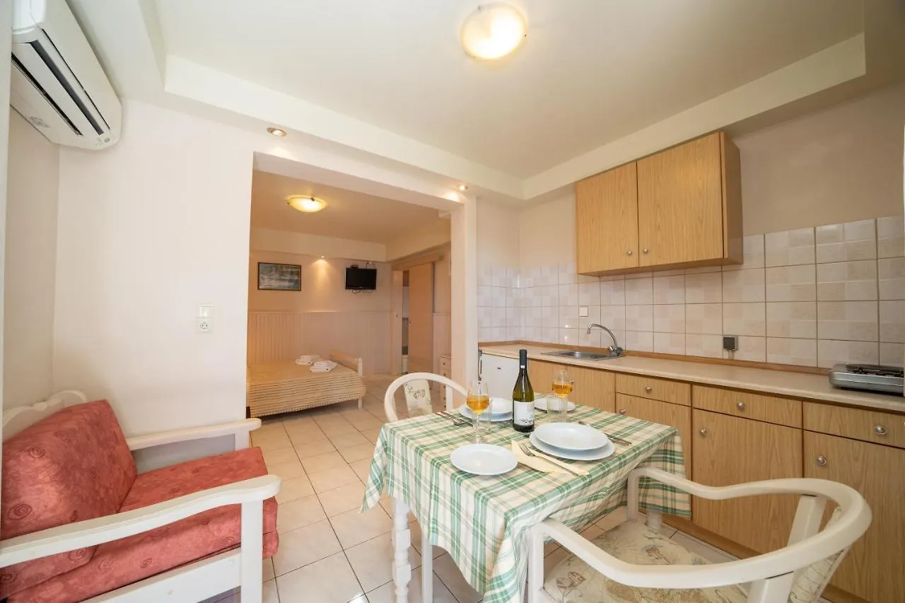 Makis Village-Apartments Agia Efimia 公寓